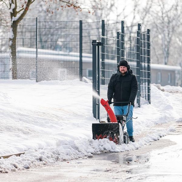 Бензиновий снігоприбирач Scheppach ST570, Двигун 5,6 к.с., 57 см ширина очищення | Колісний привід ST570 фото